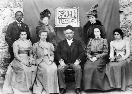 Mahujaji kutoka Mashariki na Magharibi walisafiri ʻAkká kukutana na ʻAbduʼl-Bahá, aliyeteuliwa Kiongozi wa Imani na Baháʼuʼlláh.