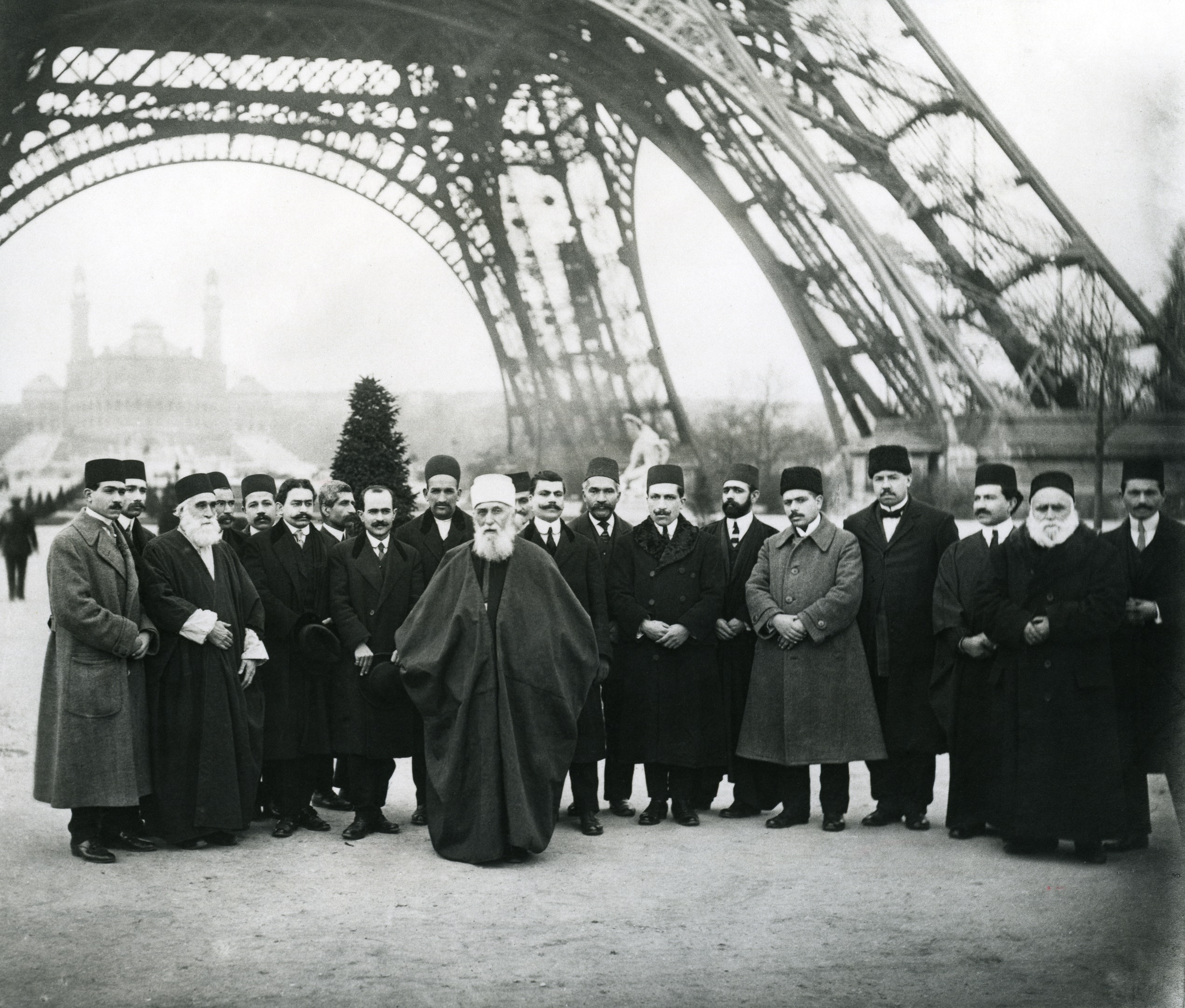ʻAbduʼl-Bahá na wasafiri wenzake chini ya Mnara wa Eiffel, Paris, 1912.