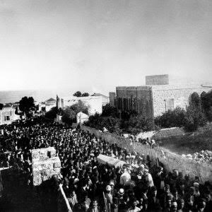 Waombolezaji elfu kumi wa dini nyingi walihudhuria mazishi ya ʻAbduʼl-Bahá Haifa, Novemba 1921.